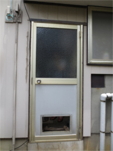 勝手口ドア：施工前
