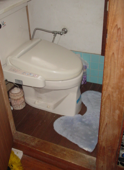 トイレ改修工事：施工前
