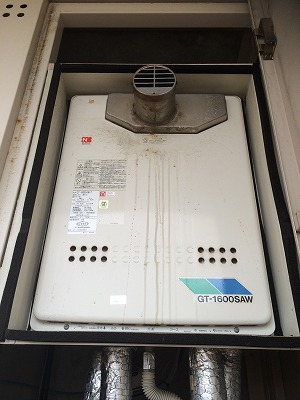 集合向けガス給湯器：施工前